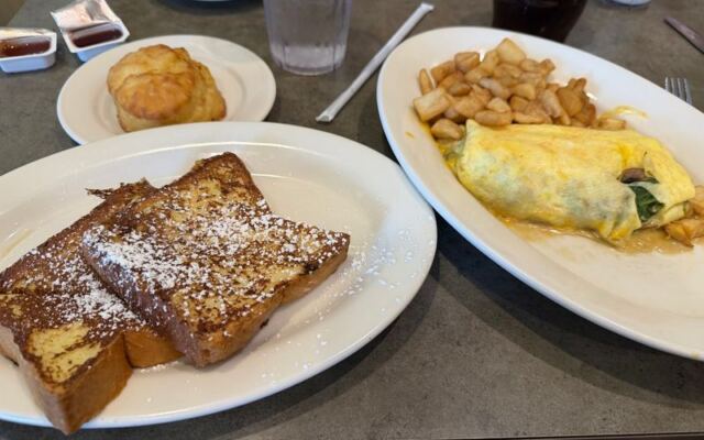 Boiled Custard, Fried Green Tomatoes, and Biscuits Come Out Hot at Lizard’s Thicket in Columbia, South Carolina