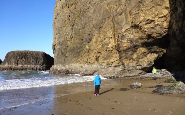 Oregon Hides a Sea Cave With Its Own Secret Beach, and Winter Storm Season Is the Time to Go