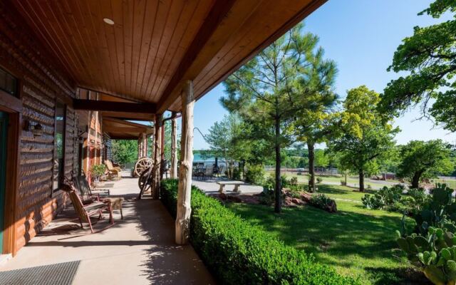 Couples Unwind at This Quiet Adults-Only B&B on a 30-Acre Oklahoma City Ranch
