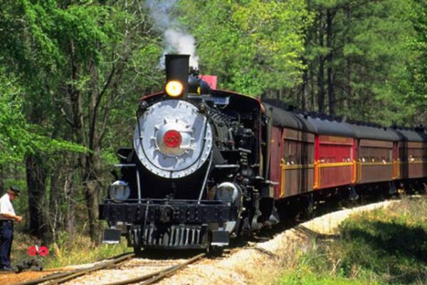 Sip Beer or Wine While the Piney Woods Roll Past on This Vintage Texas Train Ride