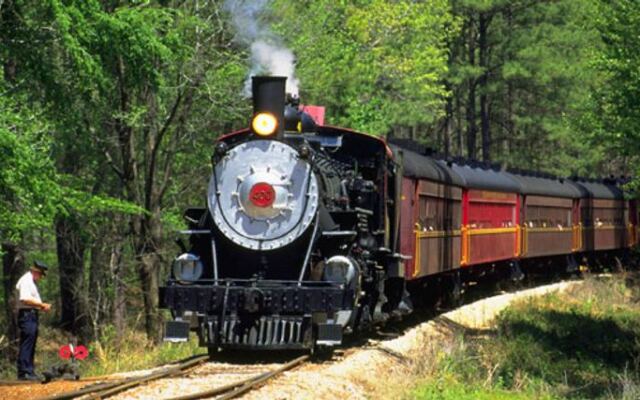 Sip Beer or Wine While the Piney Woods Roll Past on This Vintage Texas Train Ride