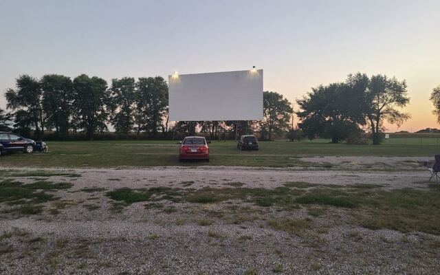 This 1950s Drive-In Near Route 66 In Illinois Still Shows Double Features Under The Stars
