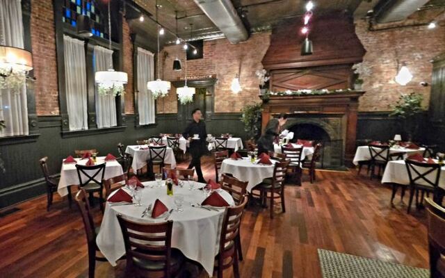 This Historic New York Train Station Now Serves Upscale Italian Dinners In An Elegant Dining Room