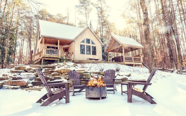 7 Hocking Hills Cabins With Private Hot Tubs That Make Chilly Ohio Nights Feel Like A Spa Escape