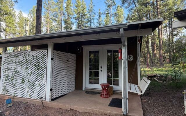 Tucked in Arizona’s Ponderosa Pines, These Secluded Cabins Give Couples Quiet Nights, Hot Tubs, and Stargazing