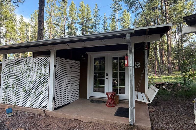 Tucked in Arizona’s Ponderosa Pines, These Secluded Cabins Give Couples Quiet Nights, Hot Tubs, and Stargazing