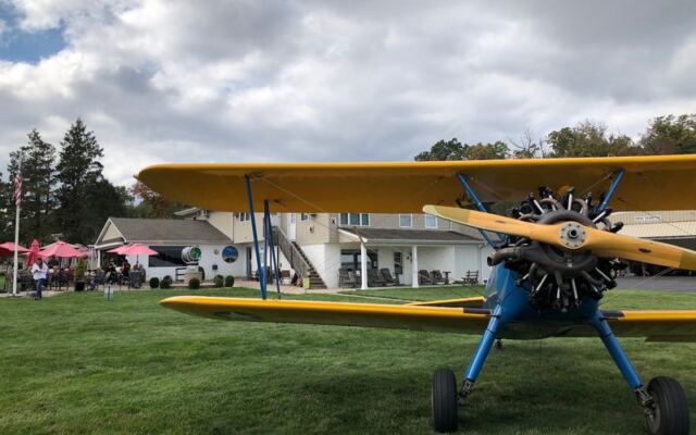 While Small Planes Take Off, Sky Café Serves Breakfast in Pittstown, New Jersey
