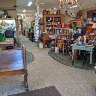 This Old Illinois Factory Now Hides 400 Antique Booths You’ll Wander For Hours
