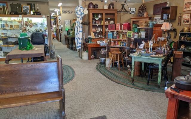 This Old Illinois Factory Now Hides 400 Antique Booths You’ll Wander For Hours