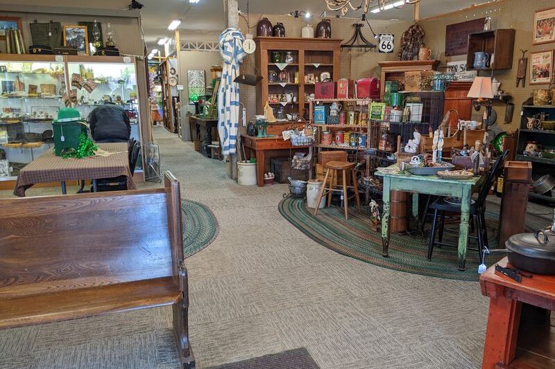 This Old Illinois Factory Now Hides 400 Antique Booths You’ll Wander For Hours