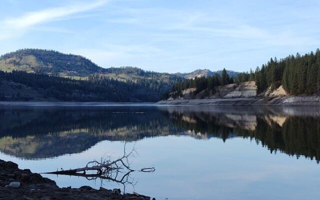 This Man-Made Washington Reservoir Hooks 3-Foot Sturgeon, and Its Water Swings From Wide Walkable Shoreline to Floating Docks