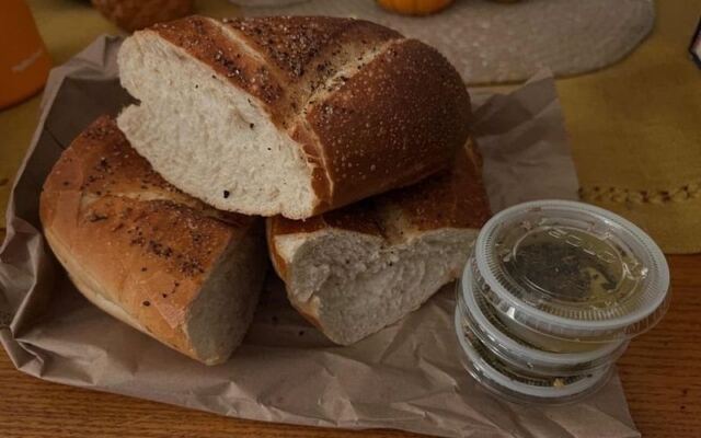 This Minnesota Italian Restaurant Serves Bread and Dipping Oil So Good You’ll Break the Never-Fill-Up Rule Every Time