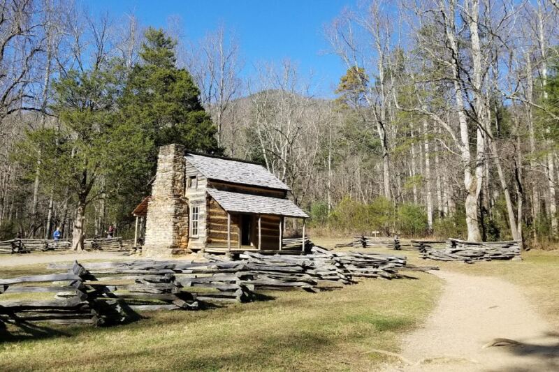 This 11-Mile Tennessee Backroad Feels Like Driving Straight Into a Storybook When Fall Color Peaks