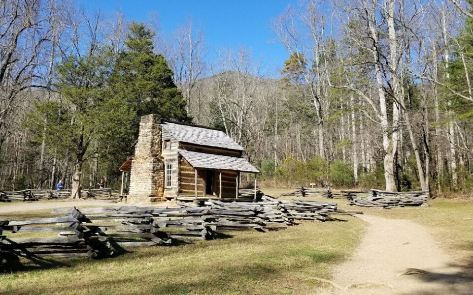 This 11-Mile Tennessee Backroad Feels Like Driving Straight Into a Storybook When Fall Color Peaks