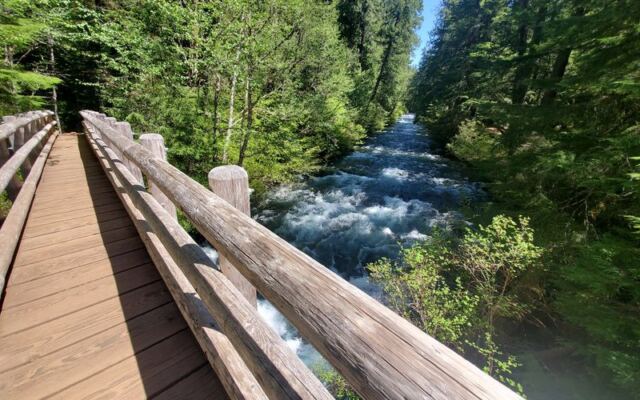 This 26-Mile Oregon River Trail Links Two Hot Springs and a Pool So Blue It Looks Edited