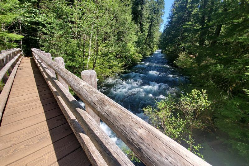 This 26-Mile Oregon River Trail Links Two Hot Springs and a Pool So Blue It Looks Edited