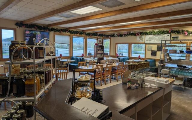This Oregon Buffet Serves a Full Country Dinner for Less Than a Fast-Food Meal