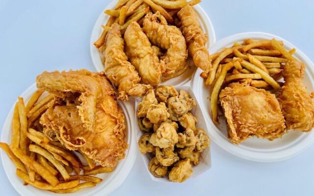 People Drive Over An Hour To Eat Fried Chicken Off Paper Plates At This Old Illinois Tavern