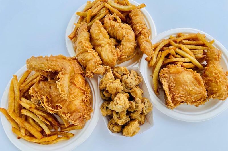 People Drive Over An Hour To Eat Fried Chicken Off Paper Plates At This Old Illinois Tavern