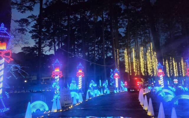 Tennessee’s Biggest Christmas Light Drive Lets You See Millions of Bulbs Without Leaving Your Car