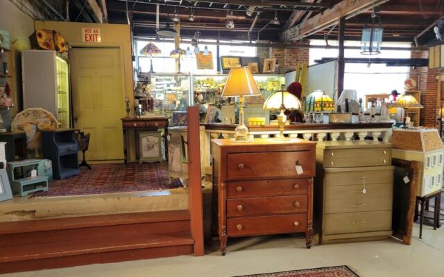 You Could Spend All Day Browsing This New Jersey Shop’s 65-Plus Vintage Dealers