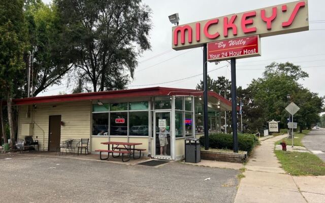 Mickey’s Diner By Willy In St. Paul Serves Round-The-Clock American Classics In A Railroad Dining Car Replica