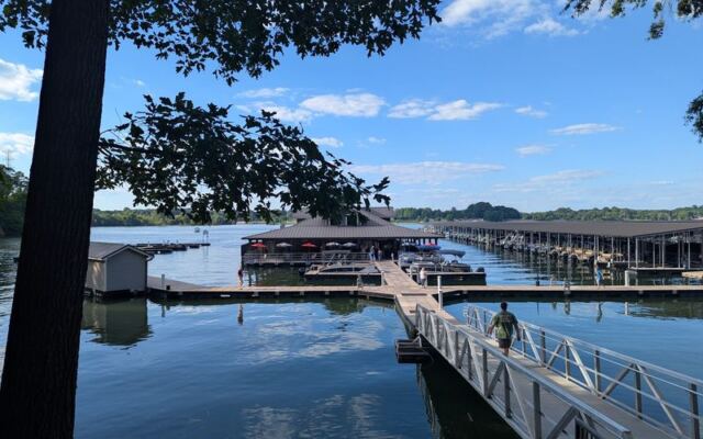 This Floating Tennessee Restaurant Has Fish Gathering Right Beside Your Table While You Eat