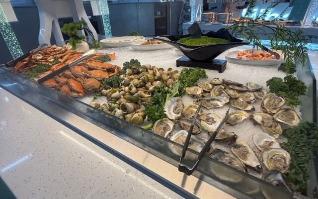 This Rockville Seafood Buffet Loads Every Plate With Snow Crab, Lobster, Oysters, and Fresh Sushi