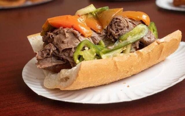 This Tiny Illinois Beef Stand Has Dipped Sandwiches The Same Way Since The 1960s, And Regulars Still Order It Wet