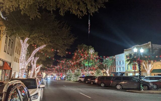 This Little North Carolina Downtown Glows With Over a Million Christmas Lights, and You Pay Nothing to Walk Through