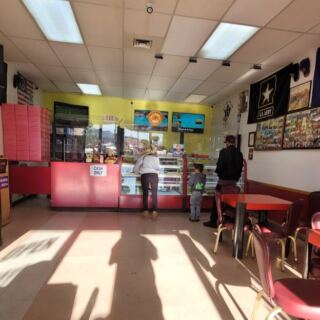 This Unassuming Nevada Donut Shop Opens Before Most Of The City Wakes Up