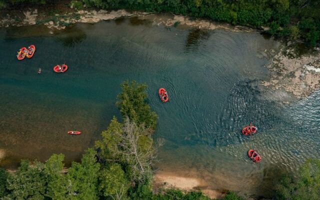 Never Paddled Before? This Oklahoma Outfitter Puts Beginners on the Illinois River With Gentle Guided Floats