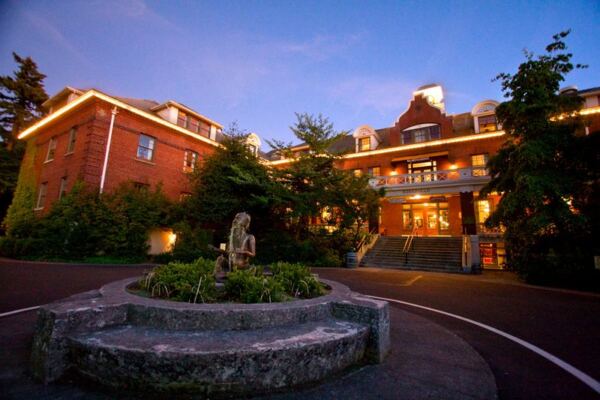 These 11 Oregon Spots Are So Haunted Locals Swear the Lights Flicker on Their Own