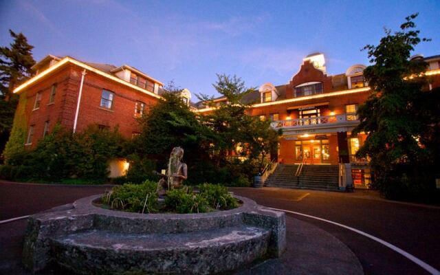 These 11 Oregon Spots Are So Haunted Locals Swear the Lights Flicker on Their Own