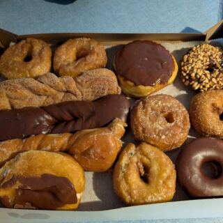 Since 1946, This Tennessee Bakery Has Been Selling Glazed Donuts Before the Sun Comes Up