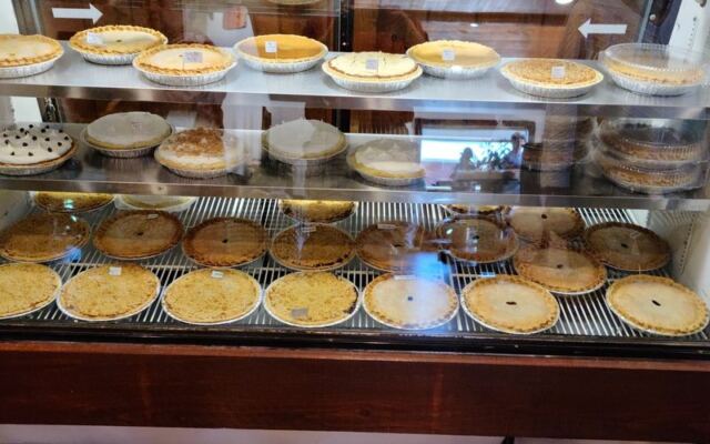 This Mennonite Bakery In Georgia’s Farm Country Has Shelves Of Sourdough, Pies, And Cookies