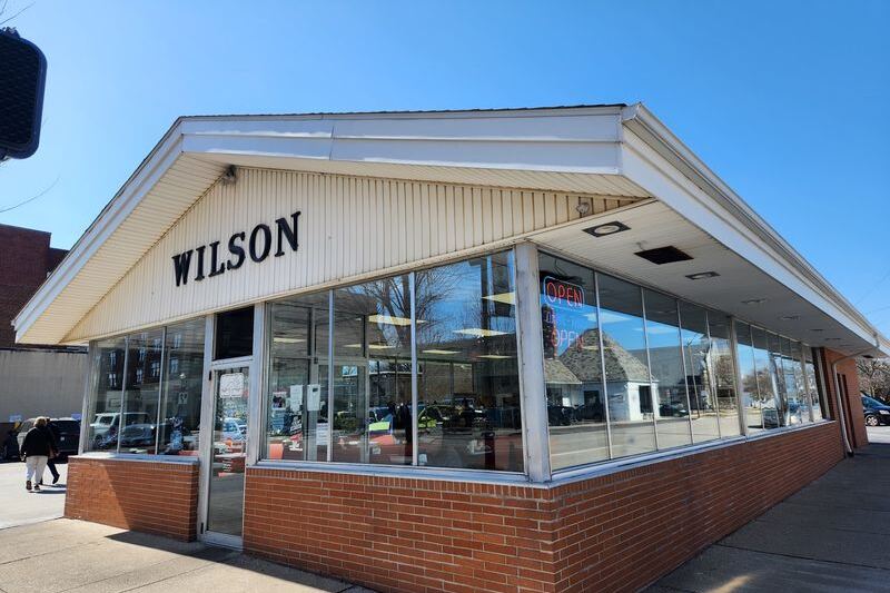 Hungry Ohio Road-Trippers Should Know These 8 Classic Hamburger Counters Still Grill The Old Way
