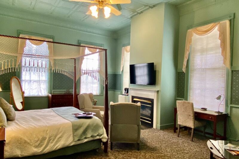Couples Unplug With Fireplaces, Whirlpool Tubs, and Massages at This Quiet Massachusetts Schoolhouse Inn
