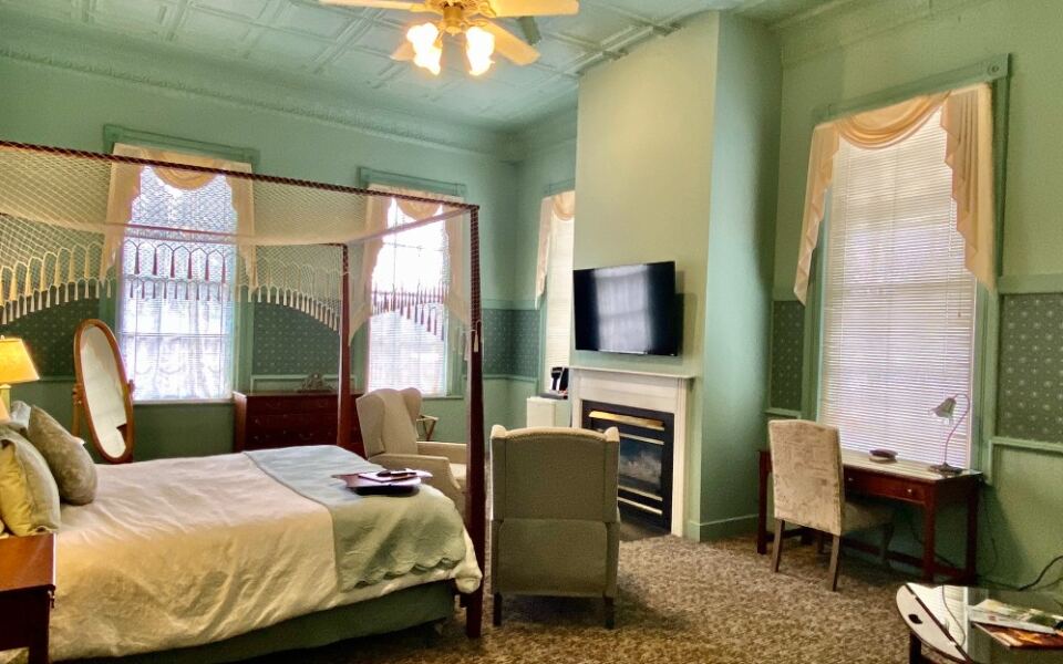 Couples Unplug With Fireplaces, Whirlpool Tubs, and Massages at This Quiet Massachusetts Schoolhouse Inn