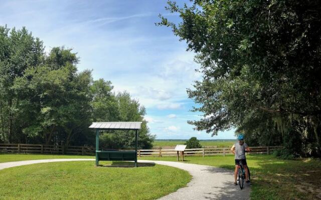 9 Florida Rail Trails Where Old Train Routes Now Roll Right Up to Small-Town Lunch Counters