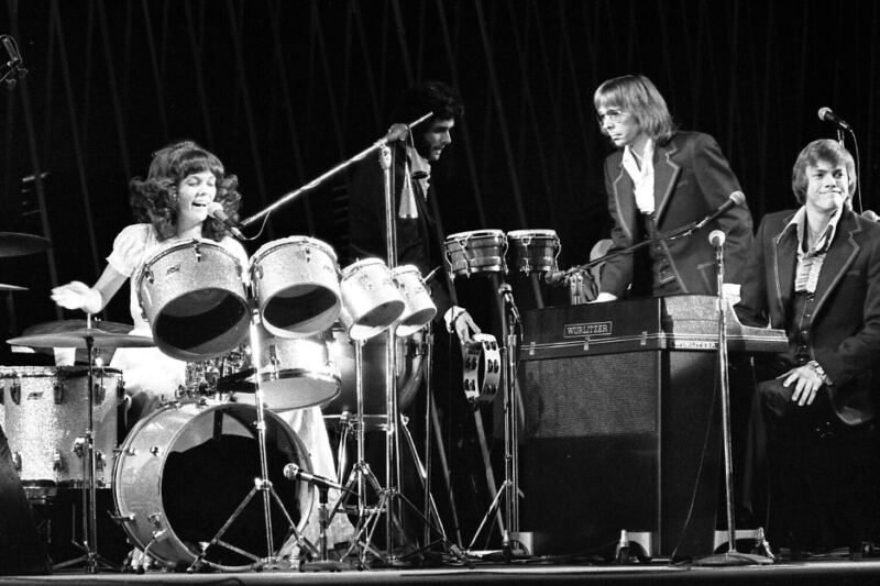 15 Slow Dance Songs Every ’70s Prom Kid Will Remember