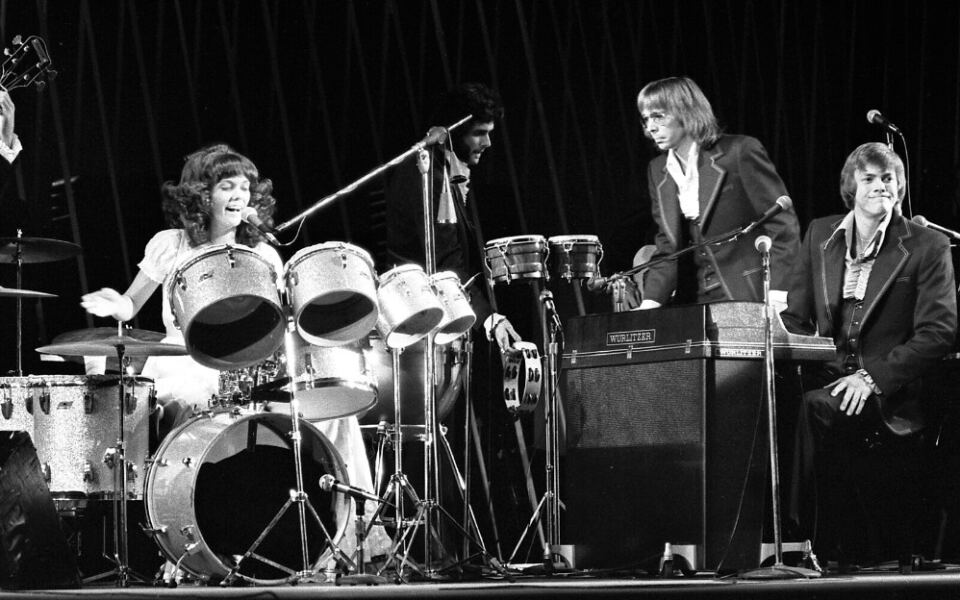 15 Slow Dance Songs Every ’70s Prom Kid Will Remember