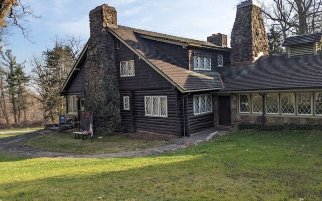 For Furniture Lovers, Stickley’s New Jersey Log House Reveals His Designs at Home