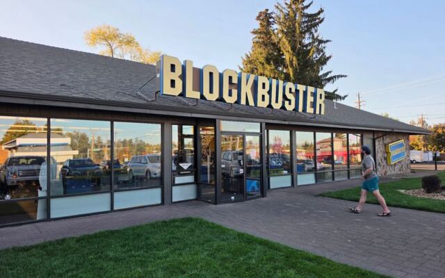 Oregonians Still Rent VHS Tapes at the Last Blockbuster on Earth
