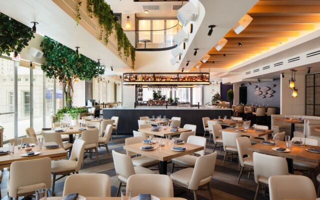 This Riverside Illinois Restaurant Serves Seafood With A View Of The Water From Every Table
