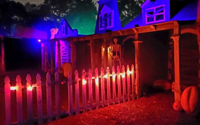 This California Haunted Trail Hides So Many Haunted Houses It Feels Like It Never Ends