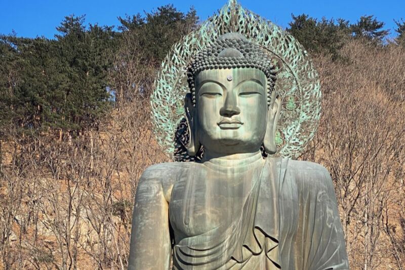 Sinheungsa Temple Has Stood Beneath Seoraksan’s Peaks for More Than 1,300 Years