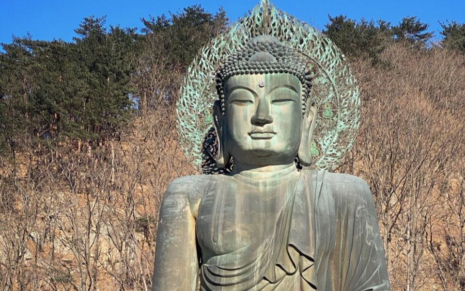 Sinheungsa Temple Has Stood Beneath Seoraksan’s Peaks for More Than 1,300 Years