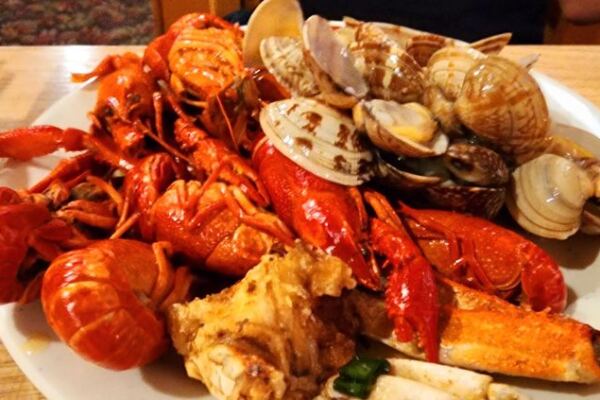 Arizona Has an All-You-Can-Eat Seafood Buffet That Keeps Refilling Its Crab Legs, Clams, and Mussels