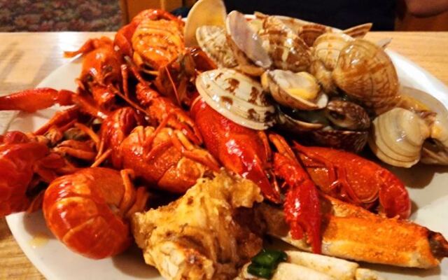 Arizona Has an All-You-Can-Eat Seafood Buffet That Keeps Refilling Its Crab Legs, Clams, and Mussels